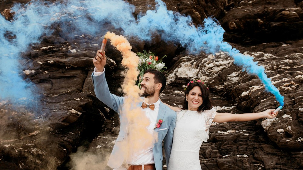 smoke bomb prewedding shoot